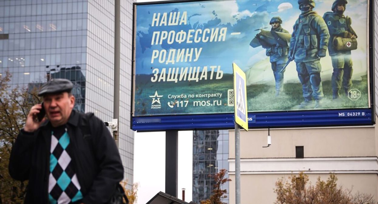 Росіянин розмовляє по телефону Росіянин розмовляє по телефону