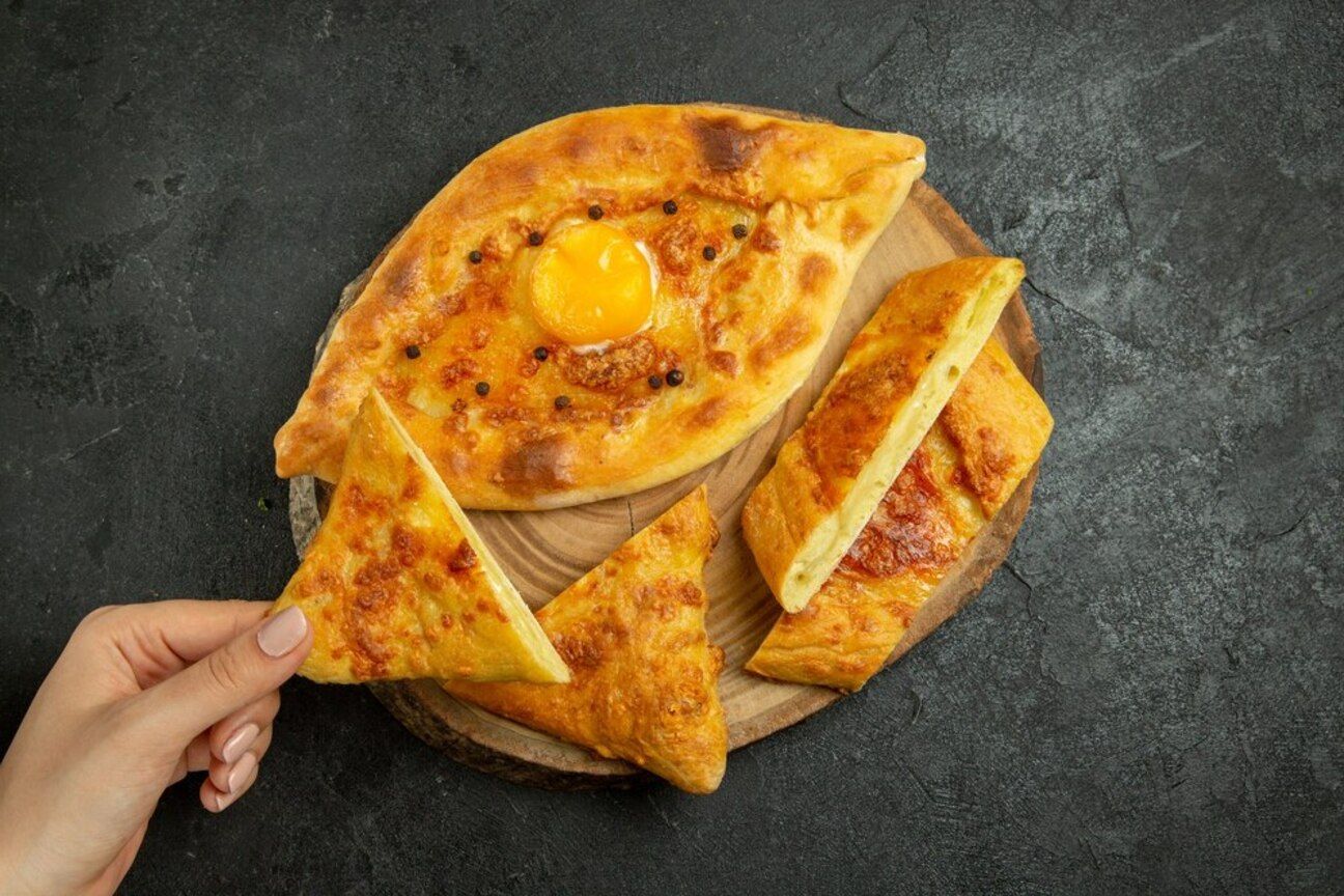 Наслаждаемся хачапури по-аджарски Наслаждаемся хачапури по-аджарски