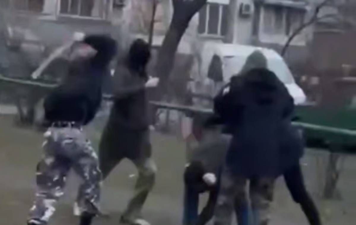 В Киеве на Оболони толпа подростков избила парня цепями: за дело взялась полиция - 24 Канал В Киеве на Оболони толпа подростков избила парня цепями: за дело взялась полиция - 24 Канал