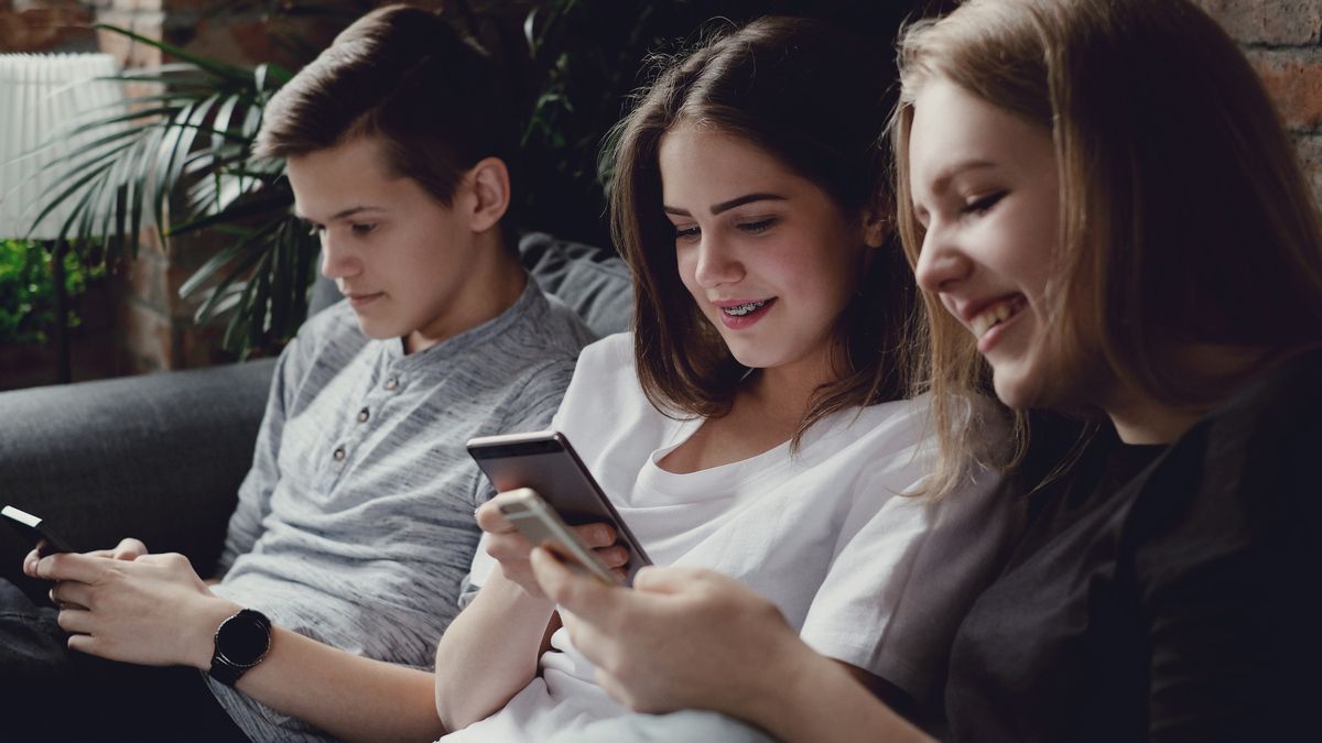 Заборона телефонів у школах не впливає на загальний час, проведений учнями за екраном Заборона телефонів у школах не впливає на загальний час, проведений учнями за екраном