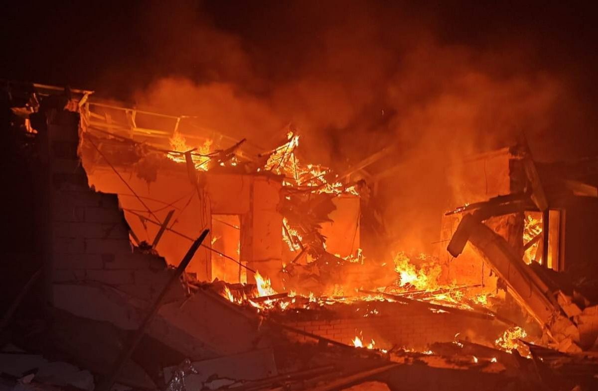 У Сумах горить приватний будинок внаслідок влучання БпЛА У Сумах горить приватний будинок внаслідок влучання БпЛА