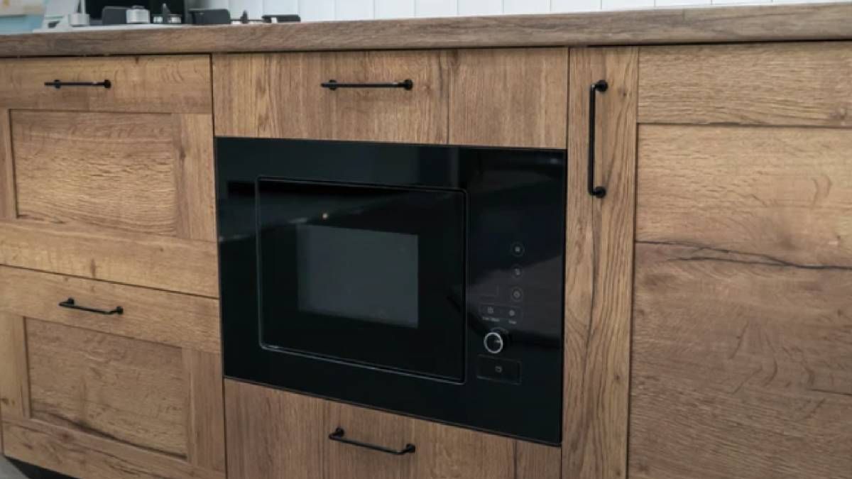 Неправильне розташування мікрохвильовки може псувати загальний вигляд кухні Неправильне розташування мікрохвильовки може псувати загальний вигляд кухні