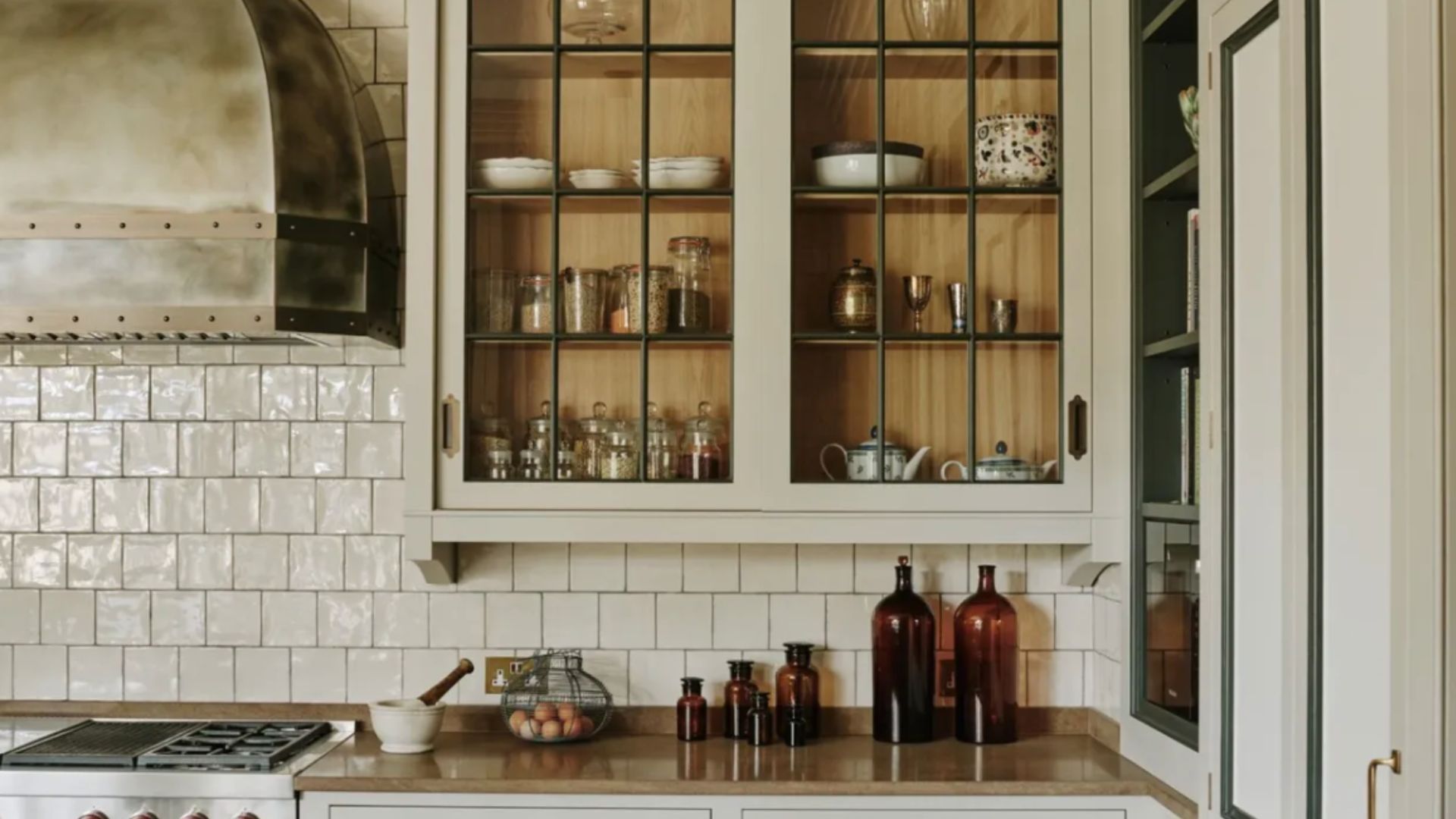 Як можна оформити кухонні шафи зі скляними фасадами Як можна оформити кухонні шафи зі скляними фасадами