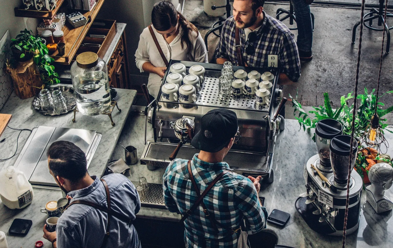 Для молодежи за рубежом популярна работа официантом и баристой Для молодежи за рубежом популярна работа официантом и баристой