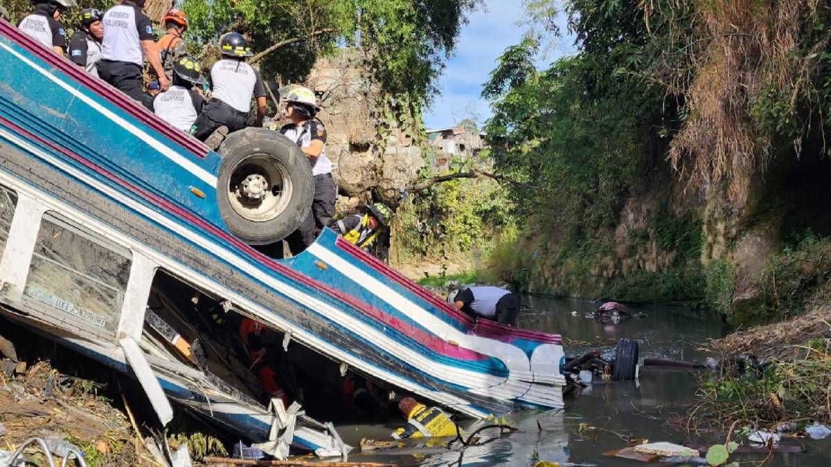 В Гватемале десятки людей погибли в результате падения автобуса с моста В Гватемале десятки людей погибли в результате падения автобуса с моста