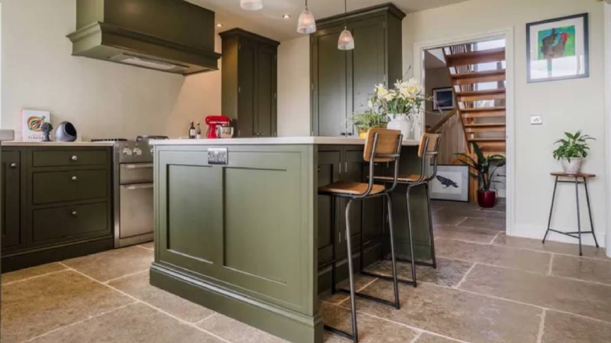 Острова должны создавать дополнительное место на кухне, а не уменьшать пространство Острова должны создавать дополнительное место на кухне, а не уменьшать пространство