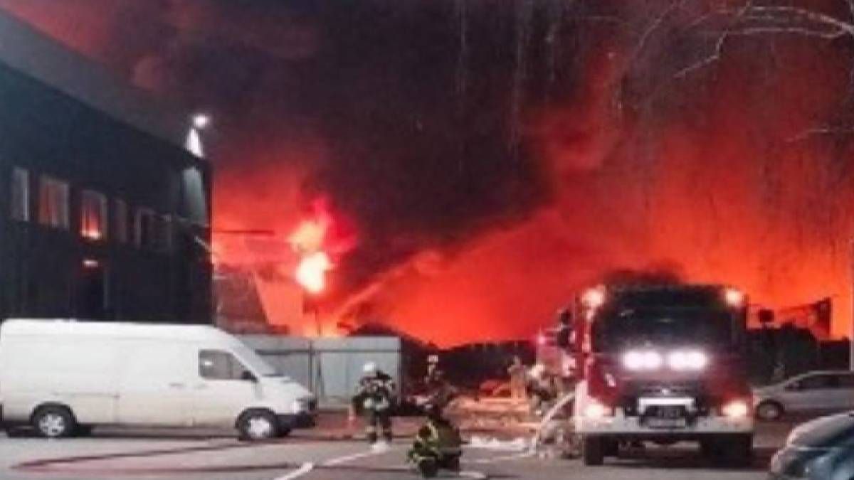 В Киеве в результате атаки вспыхнули несколько пожаров В Киеве в результате атаки вспыхнули несколько пожаров