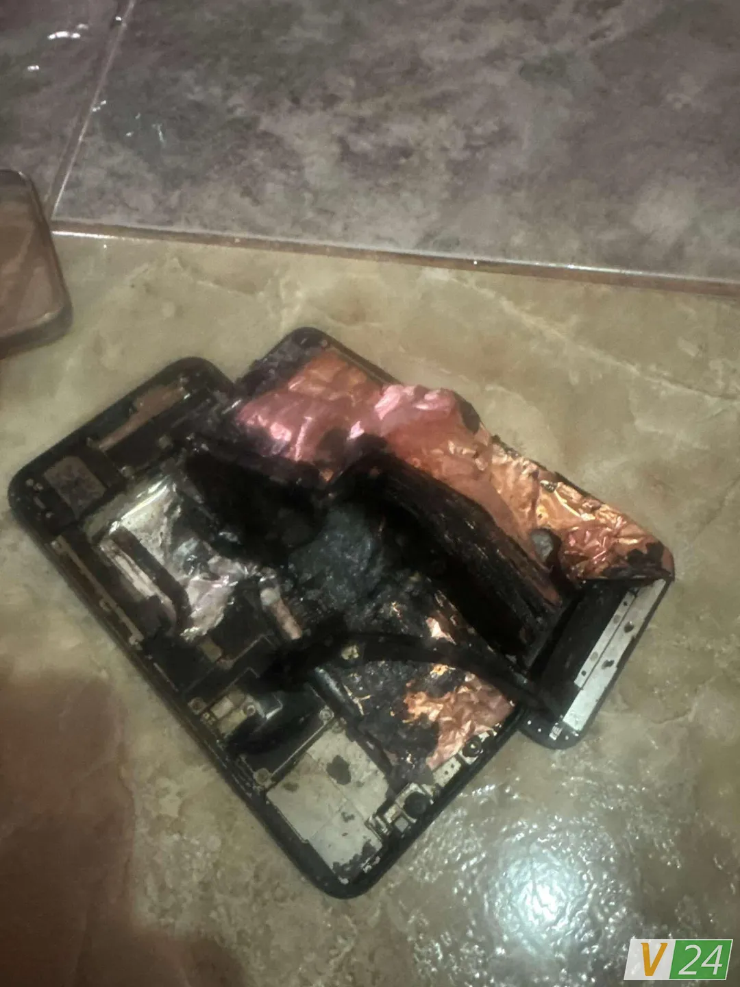 Iphone взорвался в руках школьника Iphone взорвался в руках школьника