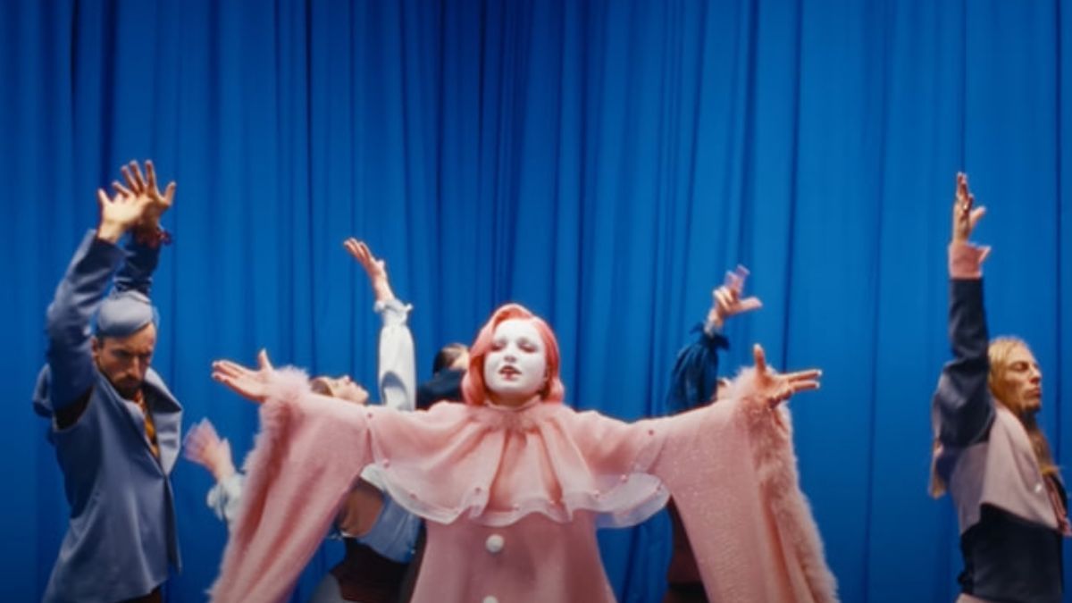 Klavdia Petrivna у кліпі на пісню "Невже" Klavdia Petrivna у кліпі на пісню "Невже"