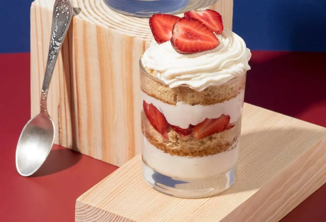 Полуничний чізкейк у банках до Дня Валентина Полуничний чізкейк у банках до Дня Валентина