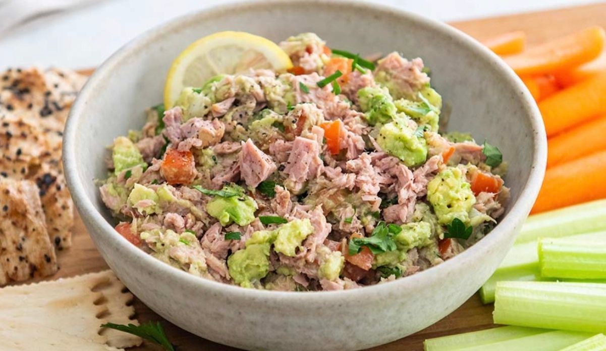 Легкий салат з тунцем