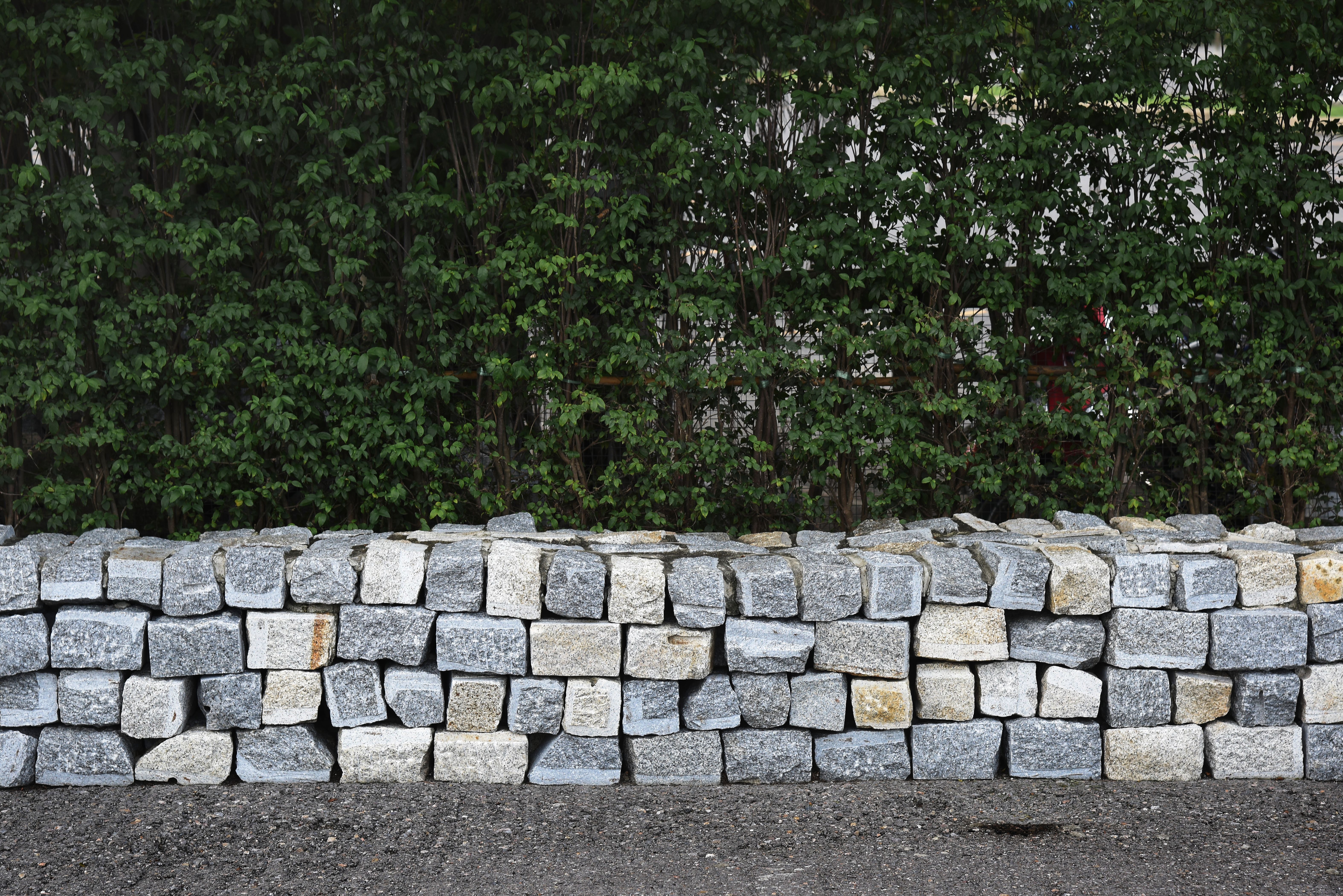 Подпорные стены являются полезным и красивым дополнением к саду