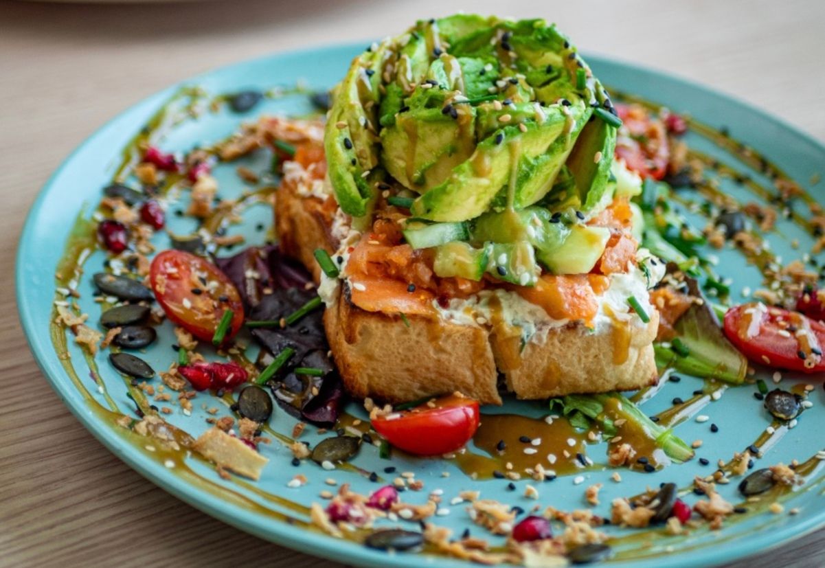 Тосты с копченым лососем и авокадо Тосты с копченым лососем и авокадо