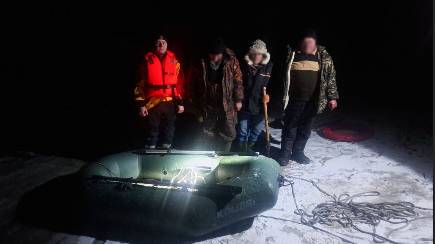 Очередное спасение на льду: на Днепре в Каневе от берега откололась льдина с 3 рыбаками - 24 Канал Очередное спасение на льду: на Днепре в Каневе от берега откололась льдина с 3 рыбаками - 24 Канал