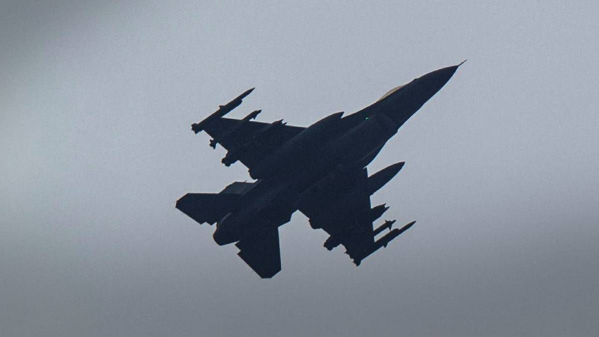 Україна атакує окупантів на F-16 Україна атакує окупантів на F-16