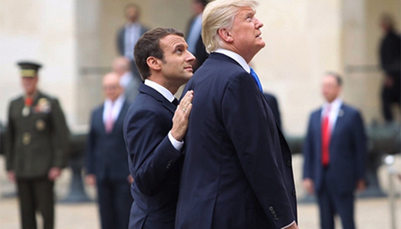 Трамп та Макрон провели телефонну розмову