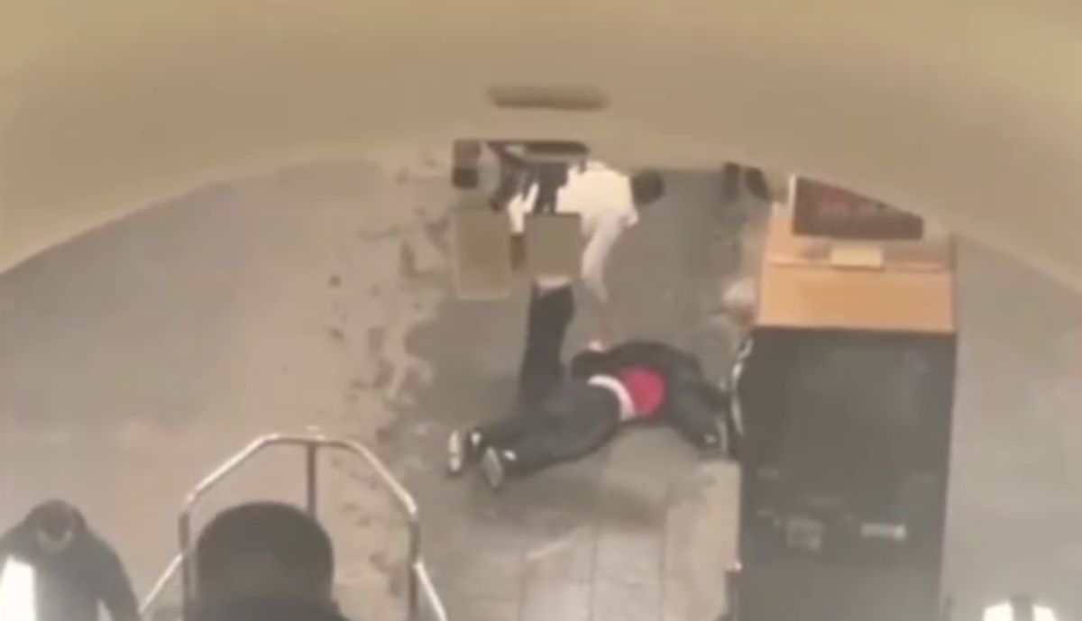 В Киеве юноша решил "развлечься" на эскалаторе метро: он в больнице со сложными травмами - 24 Канал В Киеве юноша решил "развлечься" на эскалаторе метро: он в больнице со сложными травмами - 24 Канал