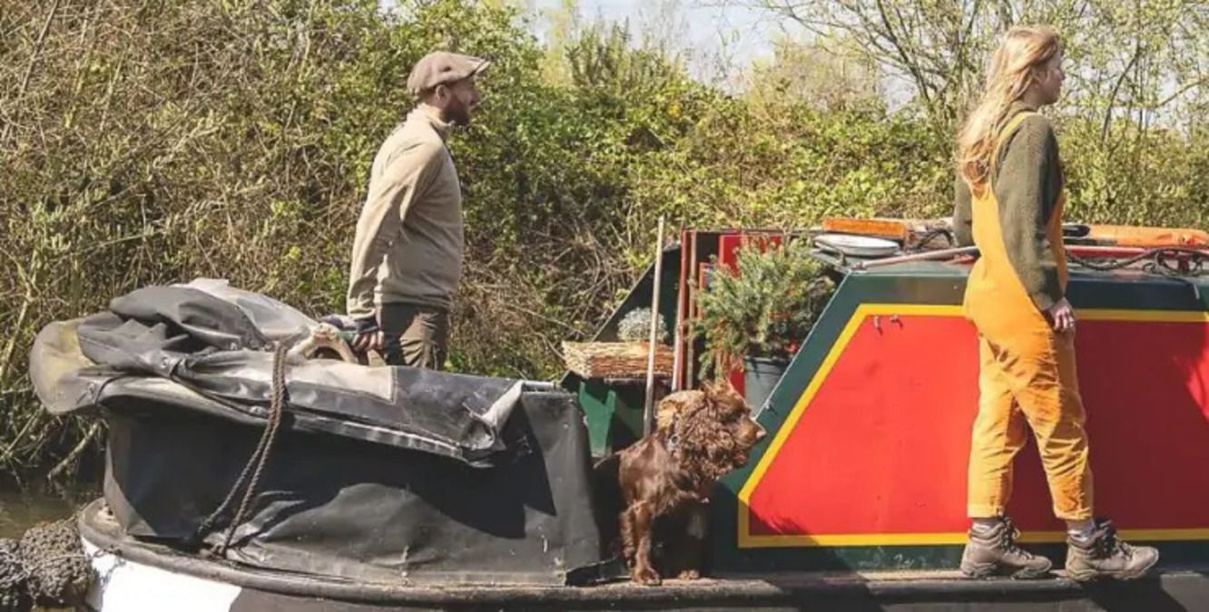 Жизнь на лодке - супруги поселились на реке, потому что не хотят тратить на аренду - Недвижимость Жизнь на лодке - супруги поселились на реке, потому что не хотят тратить на аренду - Недвижимость