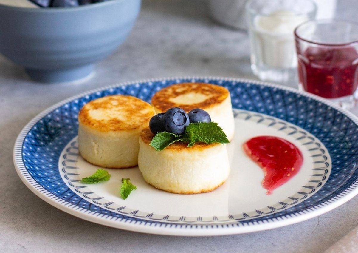 Что лучше добавлять в сырники - муку или манку