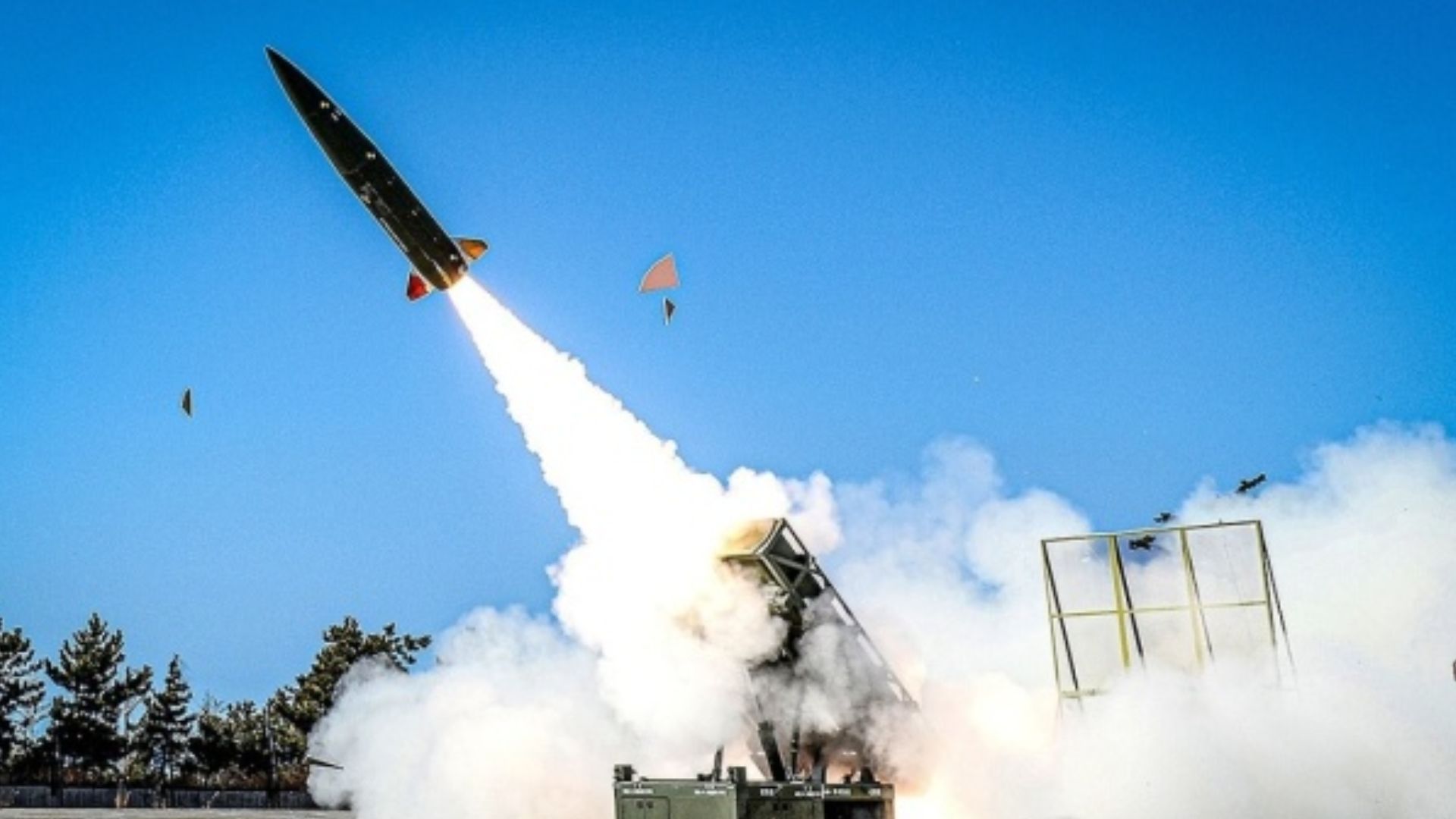 Южная Корея взяла на вооружение новую баллистическую ракету Южная Корея взяла на вооружение новую баллистическую ракету