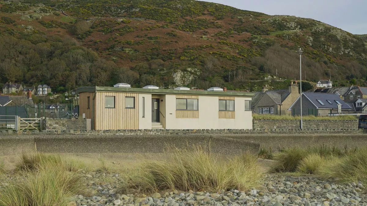 Супруги переоборудовали из общественного туалета очаровательный дом у моря - Недвижимость