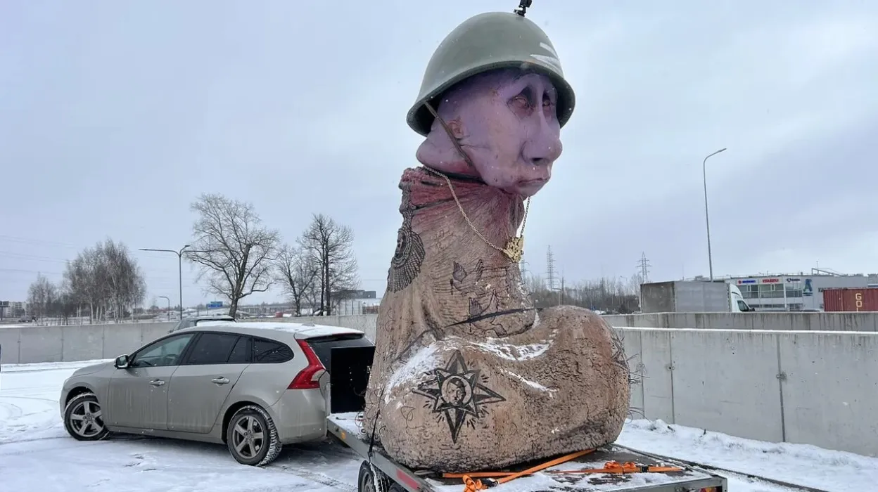 Скульптура российского диктатора в каске Скульптура российского диктатора в каске