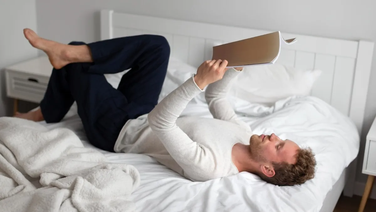 мужчина стремится научиться засыпать мужчина стремится научиться засыпать