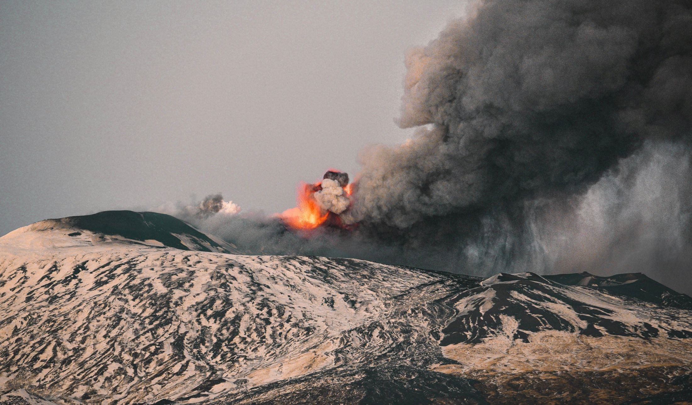 Потоки лави з вулкана Етна стікають просто на сніг