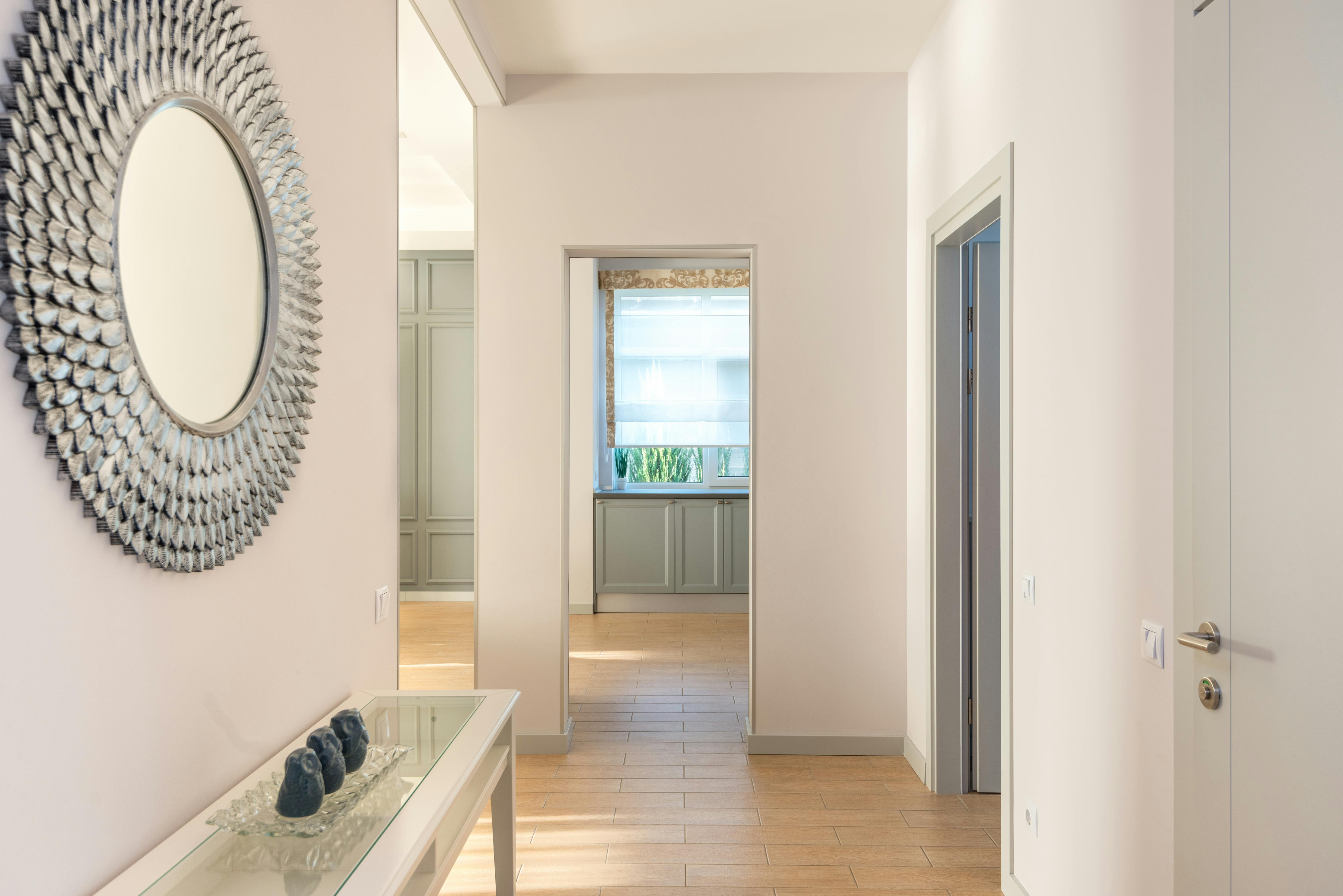 Зеркало удачно дополняет прихожую Зеркало удачно дополняет прихожую