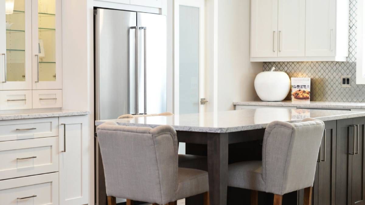 Холодильник не только отнимает много места на кухне, но и также предоставляет его