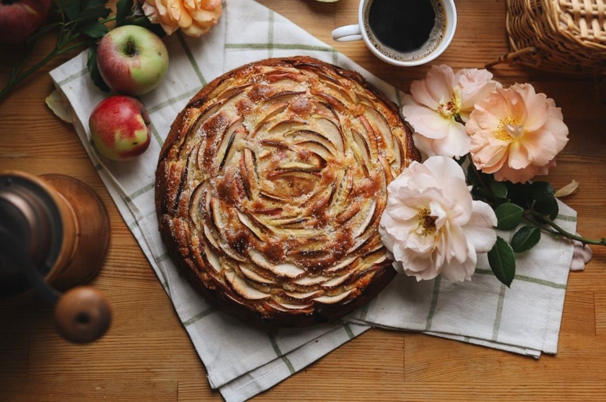 Швидка шарлотка з яблуками та корицею Швидка шарлотка з яблуками та корицею