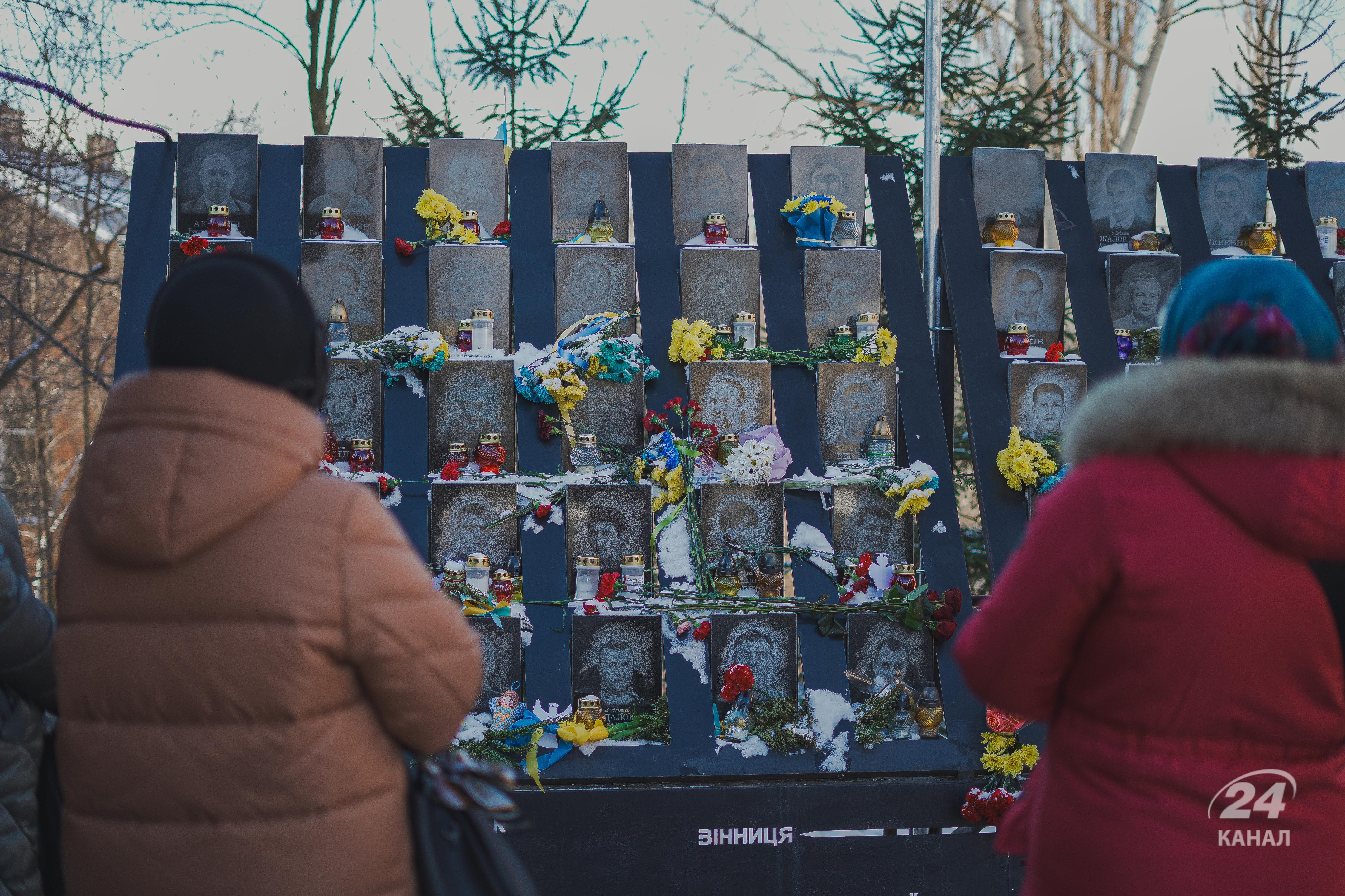 Люди пришли на Майдан к годовщине расстрела - 24 Канал Люди пришли на Майдан к годовщине расстрела - 24 Канал