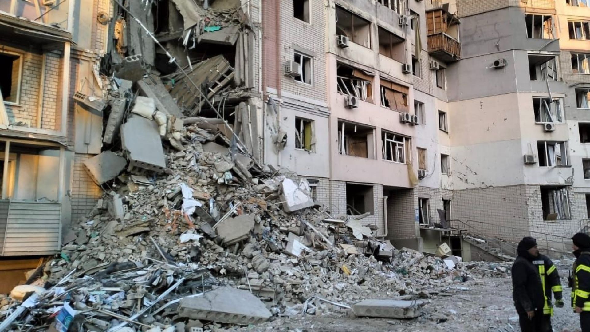 Під завалами будинку в Херсоні знайшли тіло чоловіка - 24 Канал Під завалами будинку в Херсоні знайшли тіло чоловіка - 24 Канал