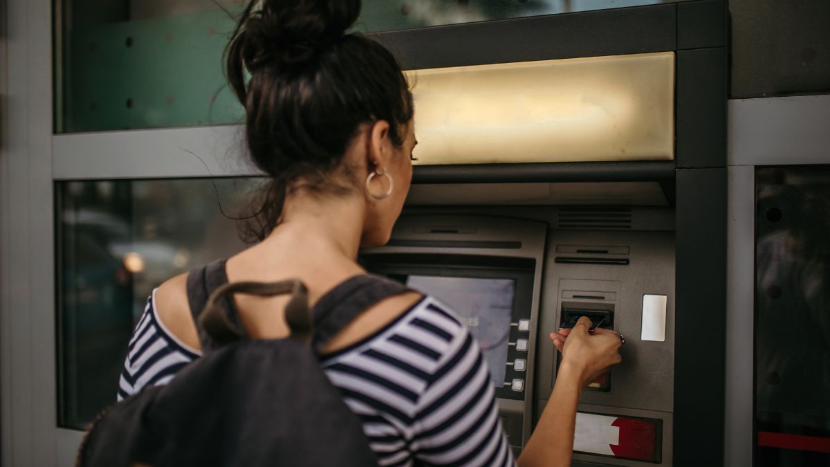 Українці знімають більше готівки Українці знімають більше готівки