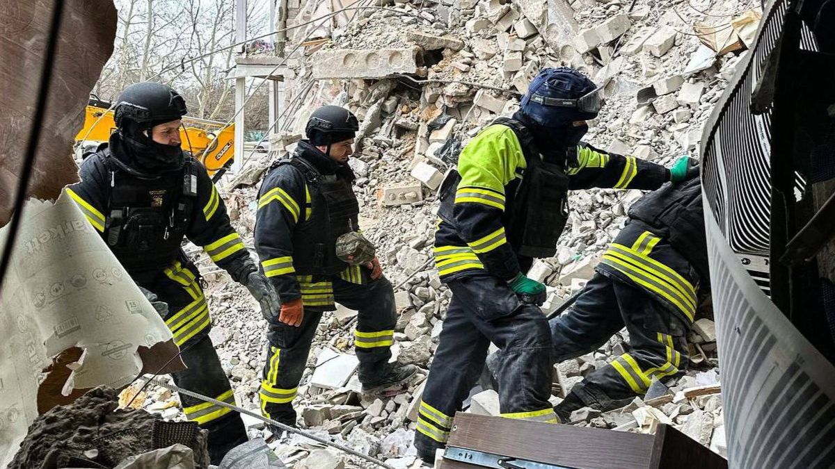 У Херсоні з-під завалів дістали тіло жінки У Херсоні з-під завалів дістали тіло жінки