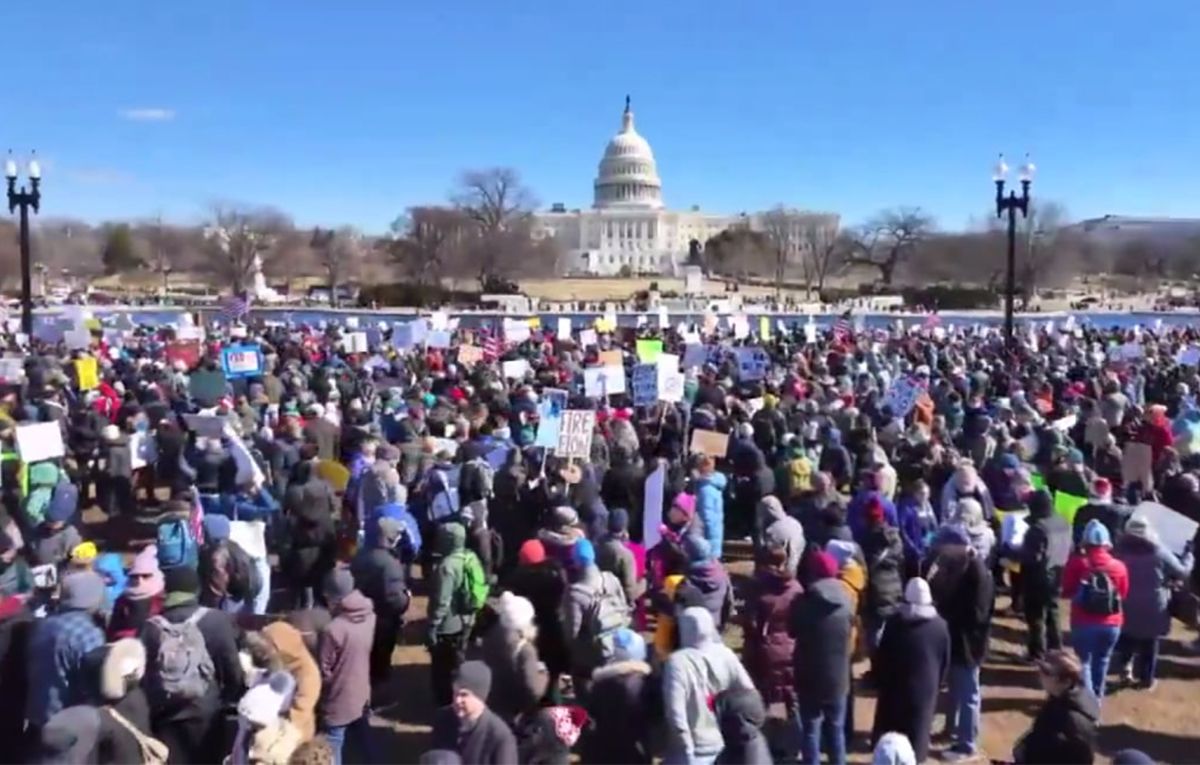 Протесты против Трампа в США - люди осудили и Маска - видео - 24 Канал Протесты против Трампа в США - люди осудили и Маска - видео - 24 Канал