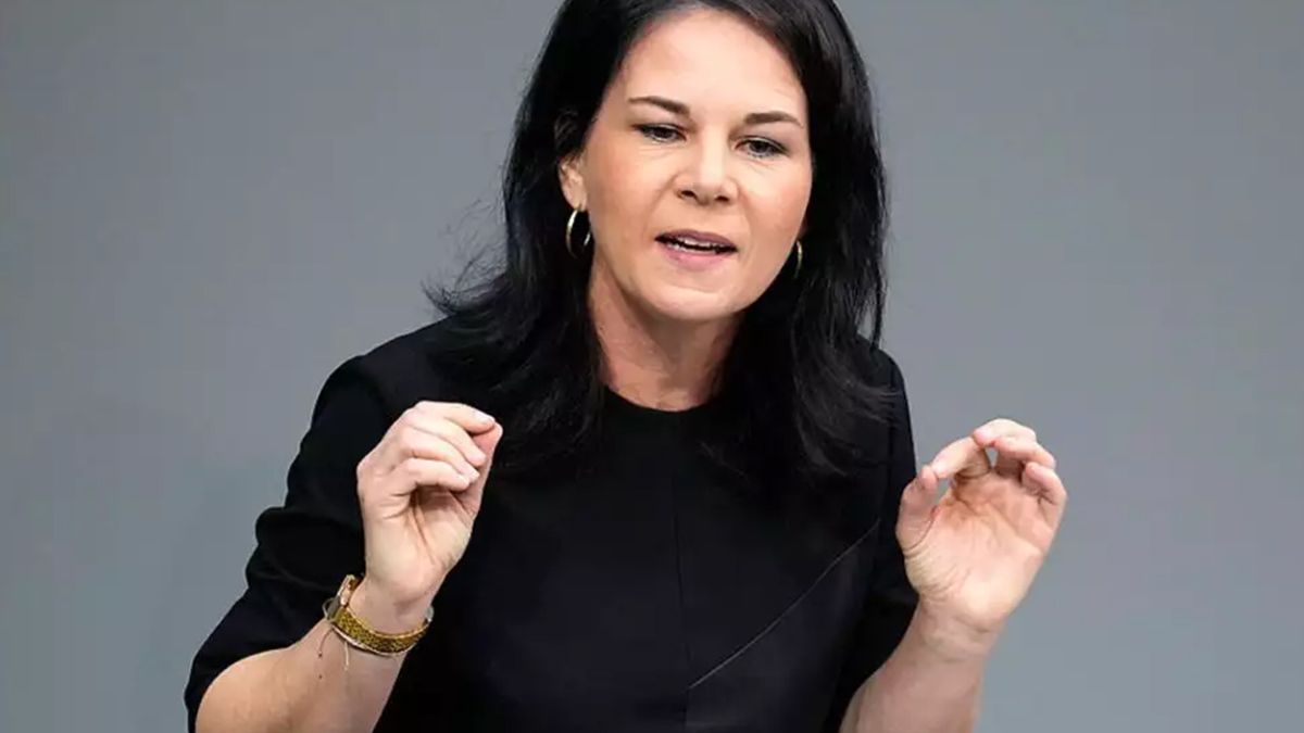 Бербок говорит, что Европа должна усилить давление на США