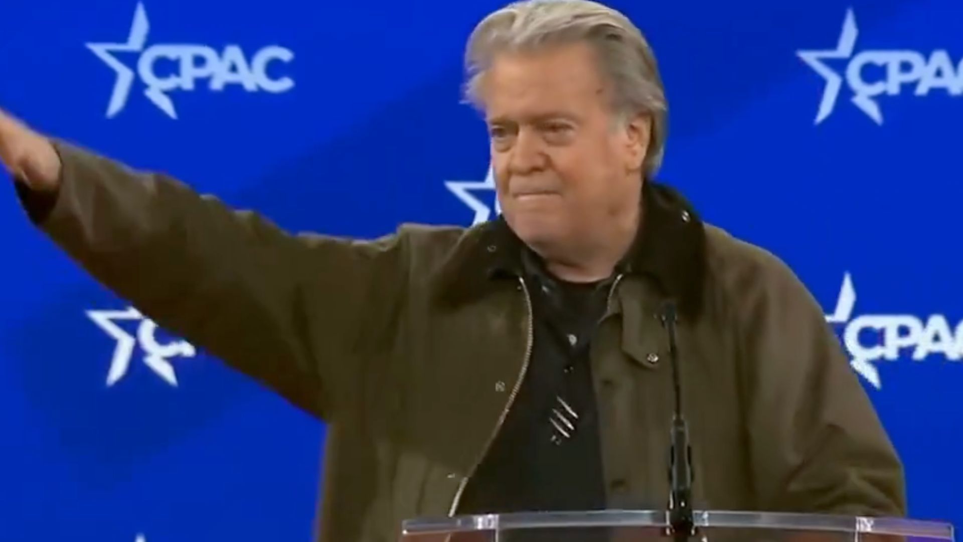 Бэннон на съезде консерваторов использовал жест, похожий на "нацистское приветствие" Бэннон на съезде консерваторов использовал жест, похожий на "нацистское приветствие"