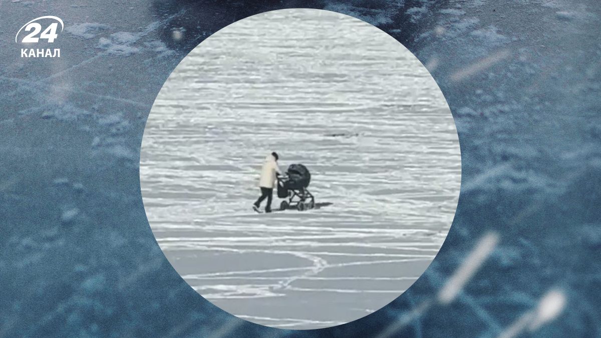 Женщина с коляской на льду