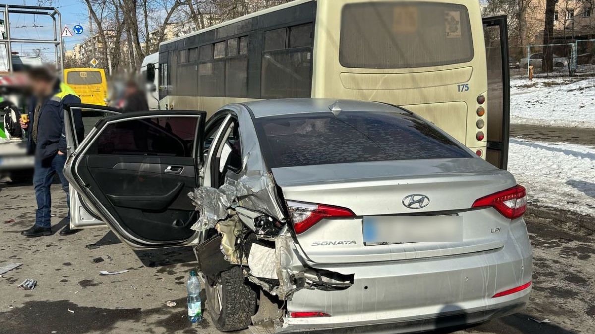 У Києві п'яний водій врізався в маршрутку й автопідйомник У Києві п'яний водій врізався в маршрутку й автопідйомник