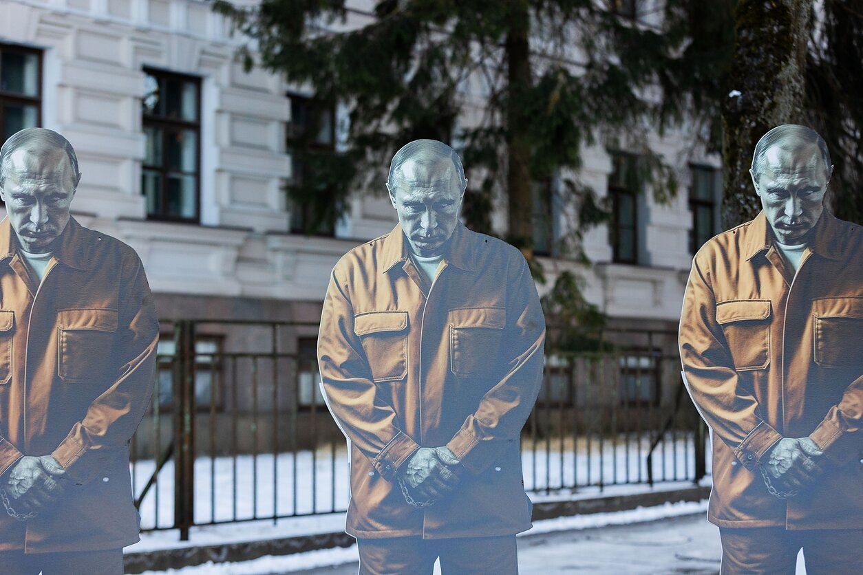 В Вильнюсе Путина изобразили заключенным - фото - 24 Канал В Вильнюсе Путина изобразили заключенным - фото - 24 Канал