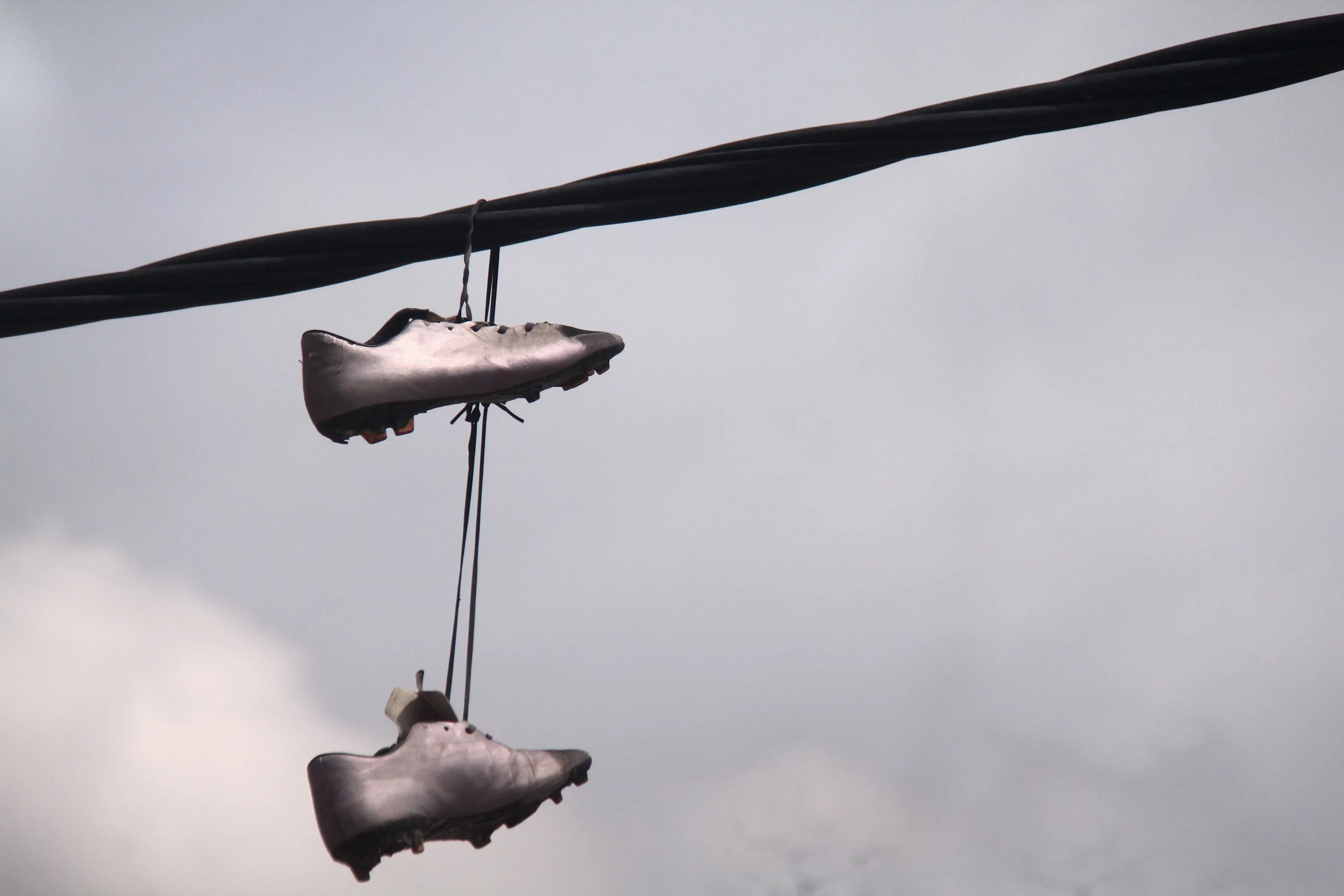 Взуття підкидають на дроти з різних причин 