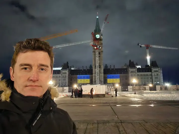 Парламент Канади підсвітили синьо-жовтим Парламент Канади підсвітили синьо-жовтим