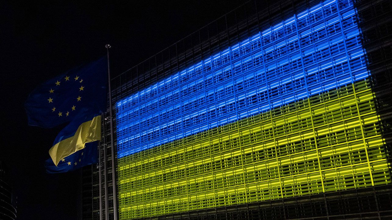 Здание Еврокомиссии в цветах украинского флага