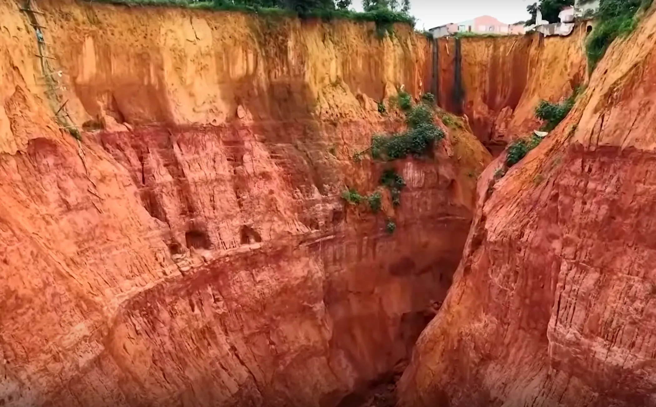 Прірва, в яку провалюється місто Бурітікупу Прірва, в яку провалюється місто Бурітікупу