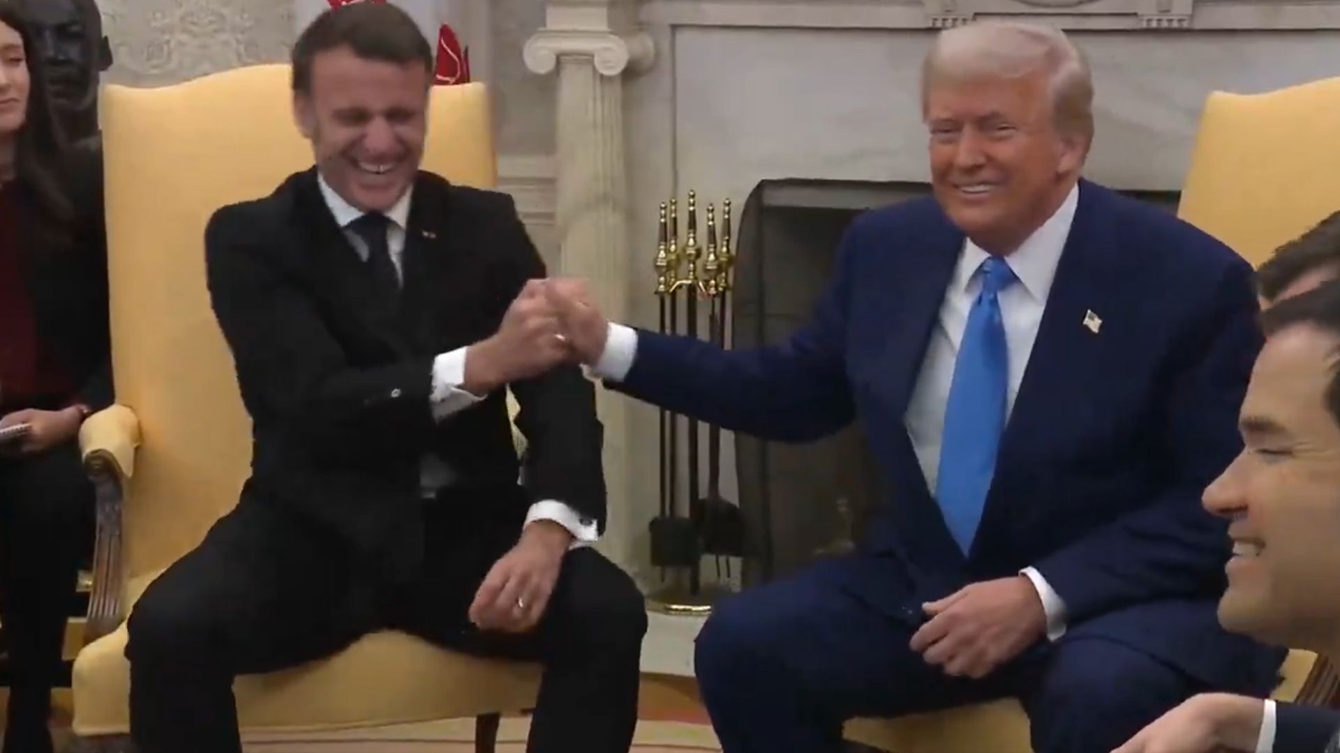 Трамп похвалил Макрона за знание французского - курьезный момент Трамп похвалил Макрона за знание французского - курьезный момент