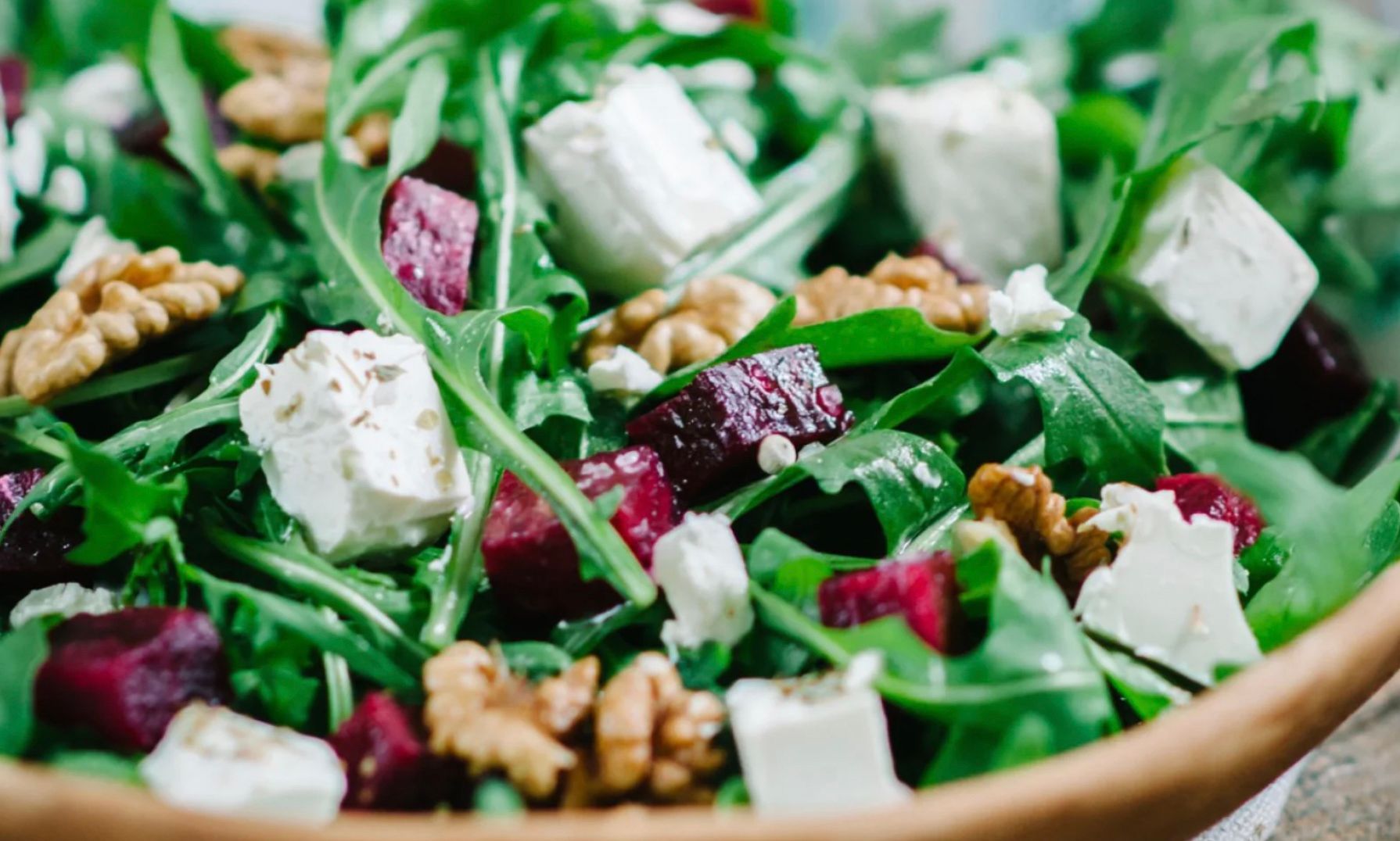 Салат со свёклой, фетой и рукколой Салат со свёклой, фетой и рукколой