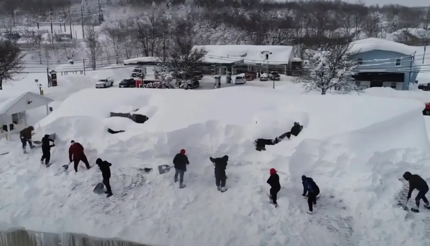 Жители откапывают дома Жители откапывают дома