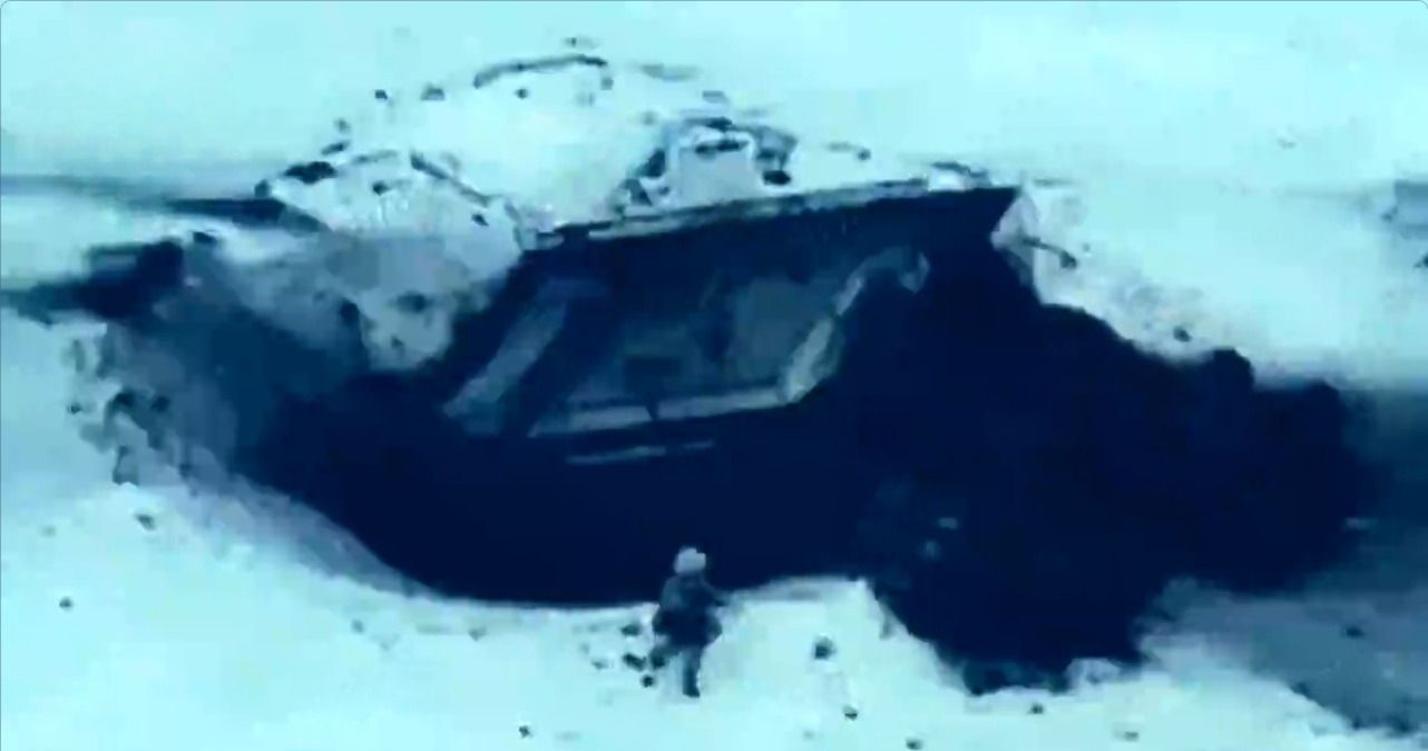 Російський "танк-черепаха" на Курщині ефектно провалився у вирву Російський "танк-черепаха" на Курщині ефектно провалився у вирву