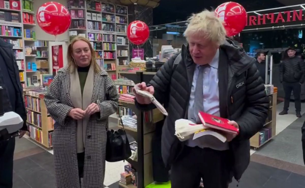 Борис Джонсон у Києві відвідав Книгарню Є - Джонсон отримав подарунки в Києві - Тренди Борис Джонсон у Києві відвідав Книгарню Є - Джонсон отримав подарунки в Києві - Тренди